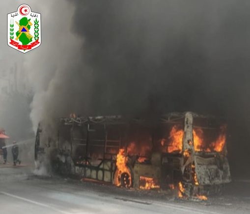حافلة سياحية تحترق بالكامل في القلعة الكبرى: البحث جارٍ عن أسباب الحادث