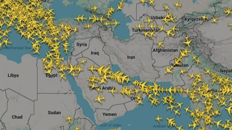 شركات الطيران تحيد عن أجواء الشرق الأوسط بعد هجمات الاحتلال على إيران: تحويل مئات الرحلات ومسارات جوية أطول