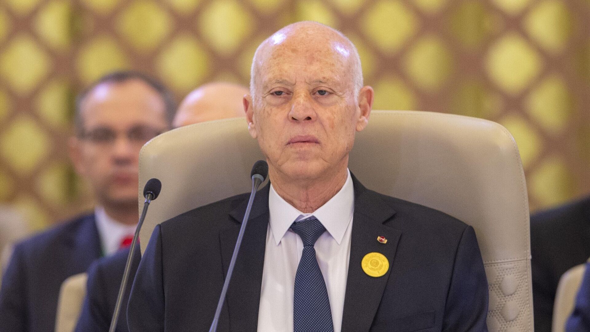 قرار إقالة موظفة بسبب مطالبة استرداد مبلغ بلغ 10 مليارات دولار: سخرية واستياء في تونس