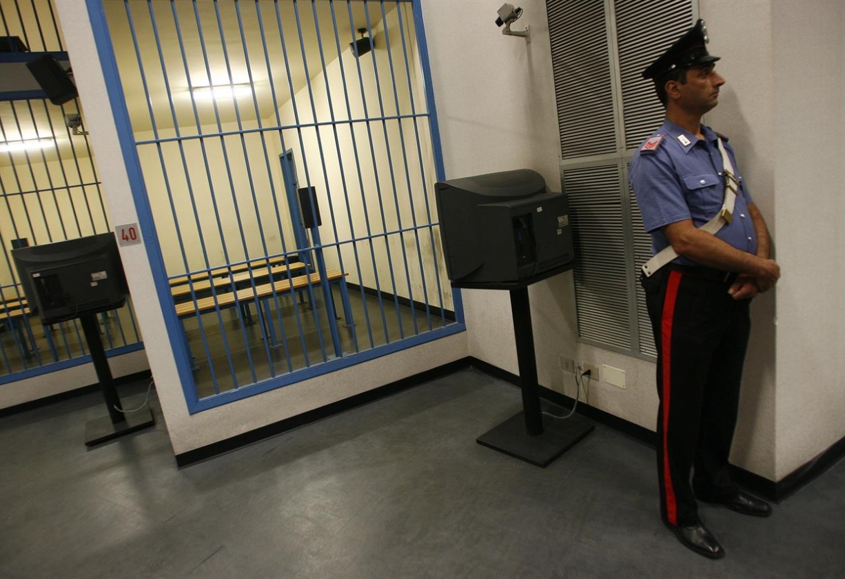 اتهام 10 حراس سجن في إيطاليا بتعذيب وضرب معتقل تونسي