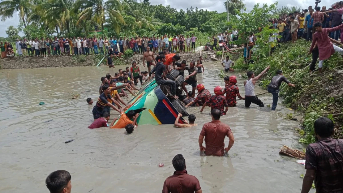 مأساة في بنغلاديش.. 17 قتيلاً بعد سقوط حافلة ركاب في بركة مياه!