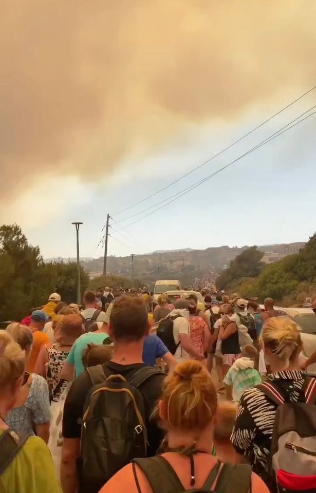 إجلاء 30 ألف شخص بعيداً عن حرائق جزيرة رودس اليونانية