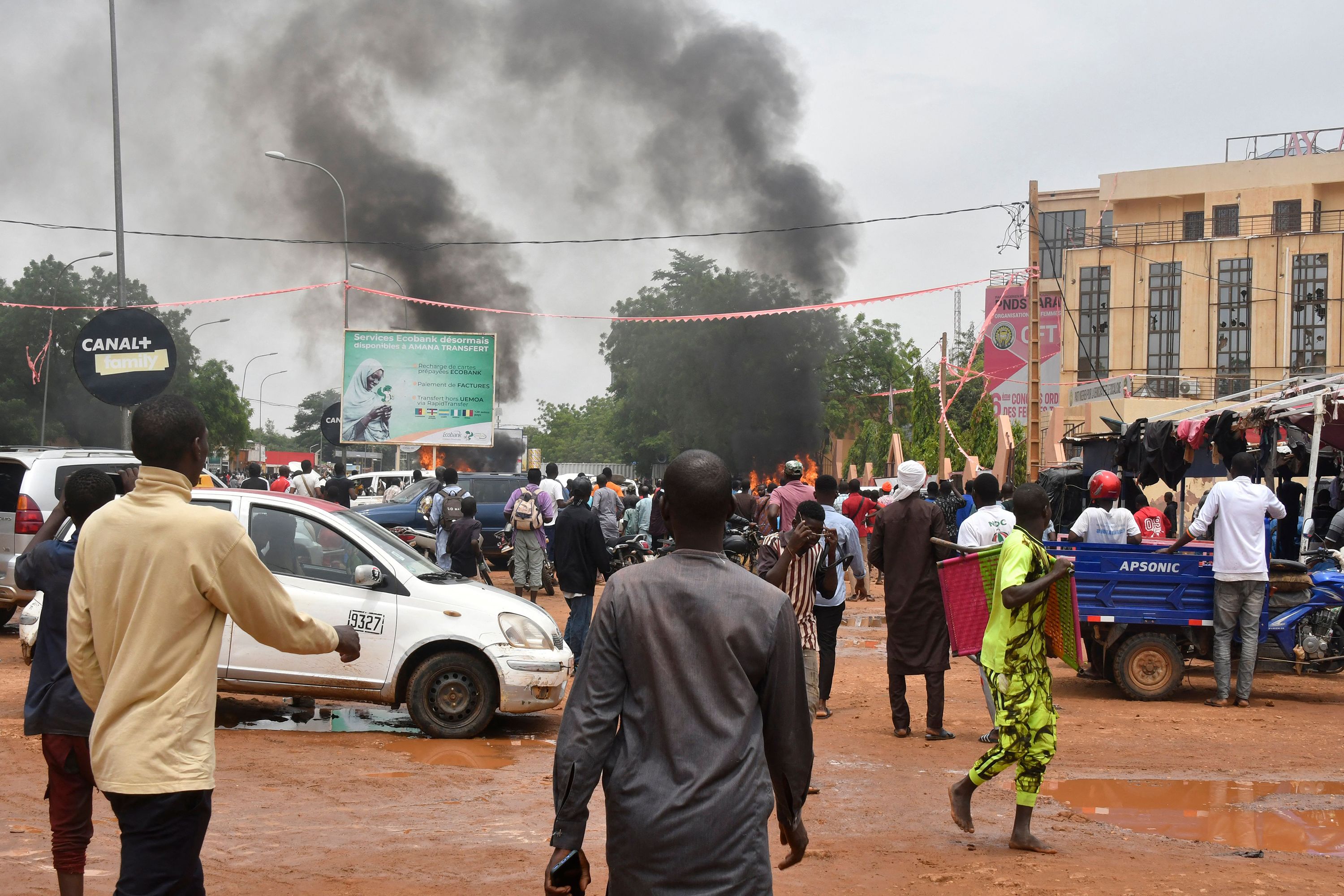 حصار اقتصادي على النيجر وتجمهر تأييداً للعسكريين أمام سفارة فرنسا