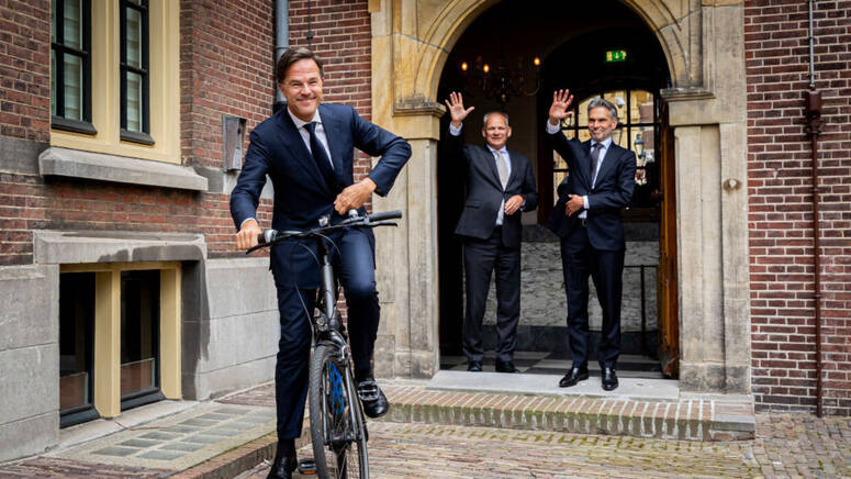 عملية تسليم السلطة في هولندا: روته يغادر على دراجة هوائية