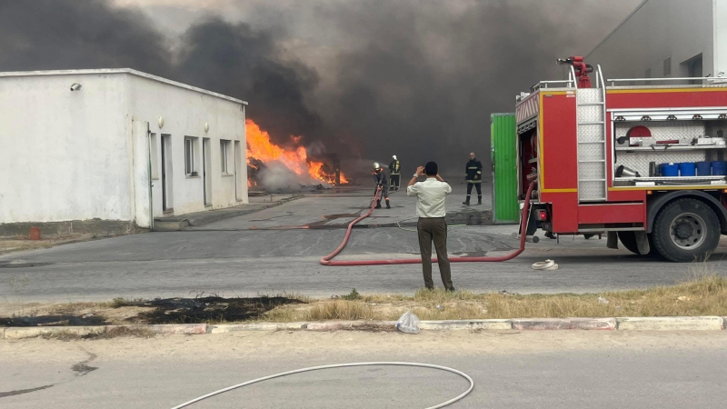 حريق يهدد المنطقة الصناعية بالسبيخة: تدخل بطولي للحماية المدنية يُجنّب الكارثة