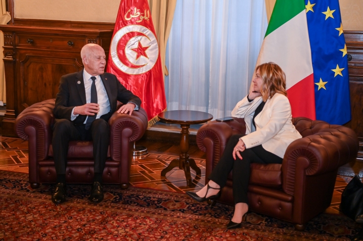 🔴 ميلوني في قصر قرطاج: مشاريع استراتيجية وموجة غضب في الشارع التونسي!