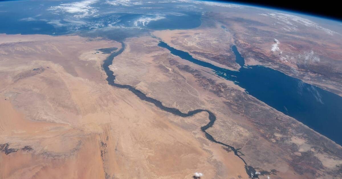 المعجزة التي تتحدى الصحراء.. كيف يواصل نهر النيل جريانه وسط بحر من الرمال منذ آلاف السنين؟