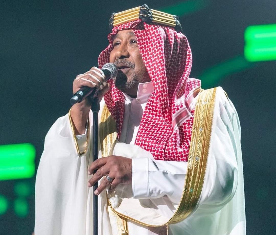 الشاب خالد يتحدى الزمن والمكان بإطلالة ساحرة في قلب الرياض