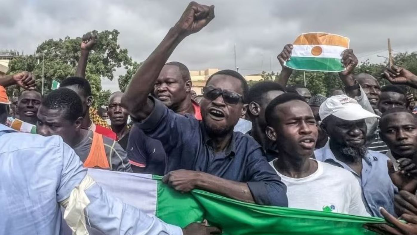 تصاعد الأزمة في النيجر: عقوبات جديدة وصراع دبلوماسي يتفاقم