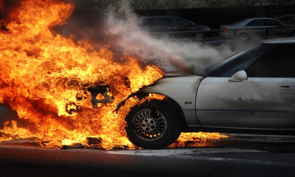في ليلة مشؤومة: النيران تلتهم سيارة على الطريق السريع وتخلّف ضحية مأساوية