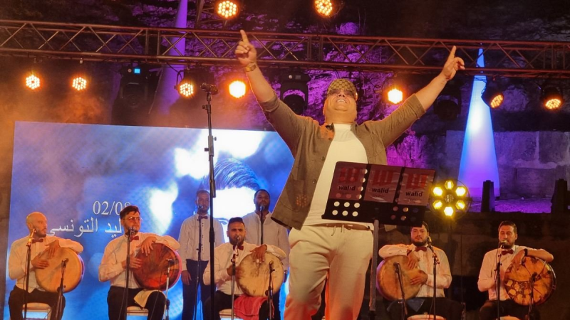 🔴 وليد التونسي... غنّى ليتحدّى الألم وأشعل مهرجان الفنون الشعبية في ليلة العودة