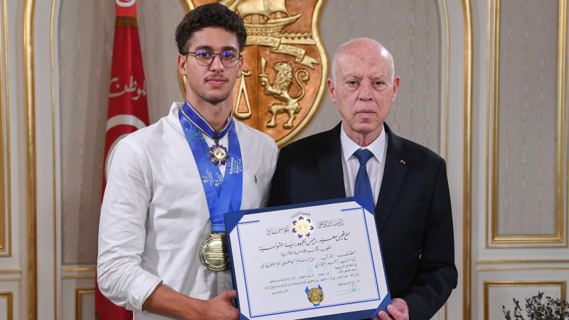 قيس سعيّد من قرطاج: من يرفع راية تونس عاليًا، نزيّنه بالذهب!