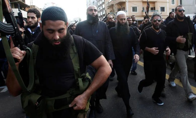أي عدالة هذه؟ إرهابي محكوم يغني على أنقاض ذاكرة الشهداء!