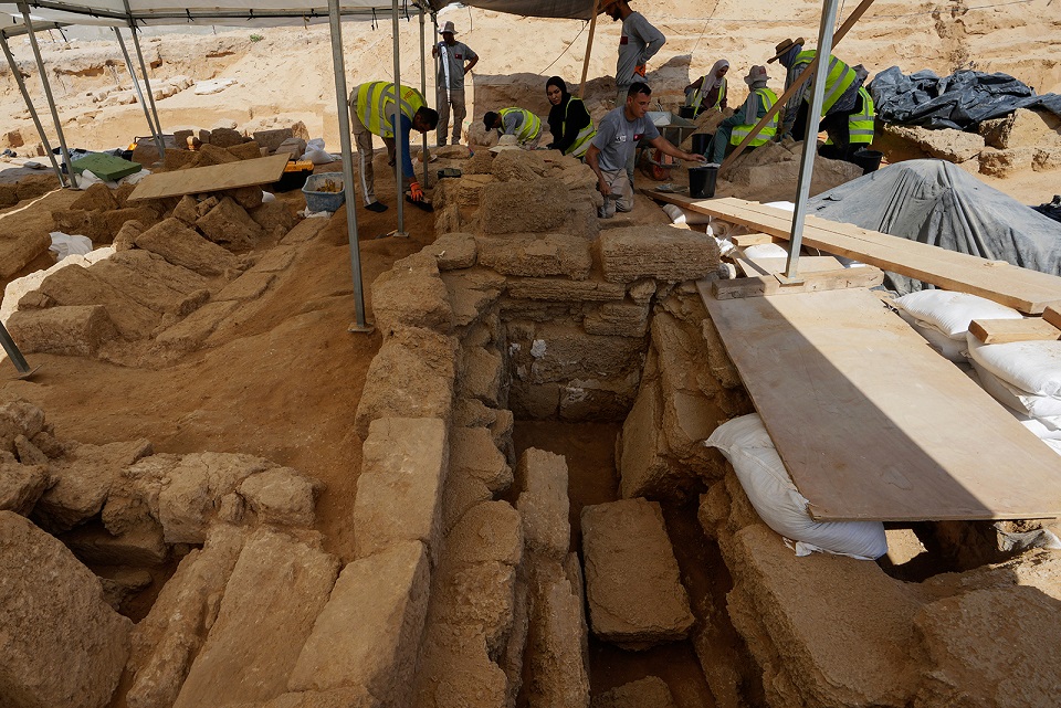 اكتشاف مقبرة أثرية فريدة في قطاع غزة: تاريخ يمتد لآلاف السنين يكشف نفسه