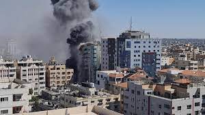 قصف طائرات الاحتلال الصهيوني يستهدف برجًا سكنيًا في فلسطين