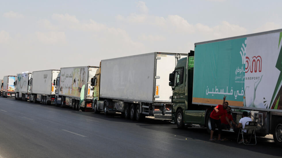 وصول أول قافلة مساعدات إنسانية إلى غزة عبر مصر: هل هو كافٍ؟