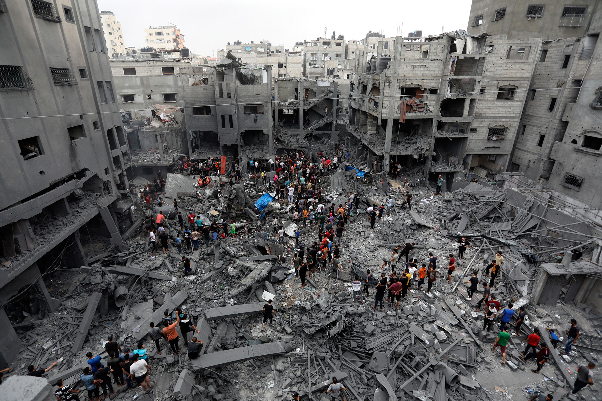 القسام تتصدى لتوغل بري إسرائيلي في غزة وانقطاع خدمات الاتصالات يعرقل الإغاثة