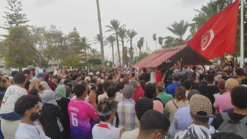  احتجاجات أمام ولاية قابس للمطالبة بتفكيك الوحدات الملوثة وحماية البيئة