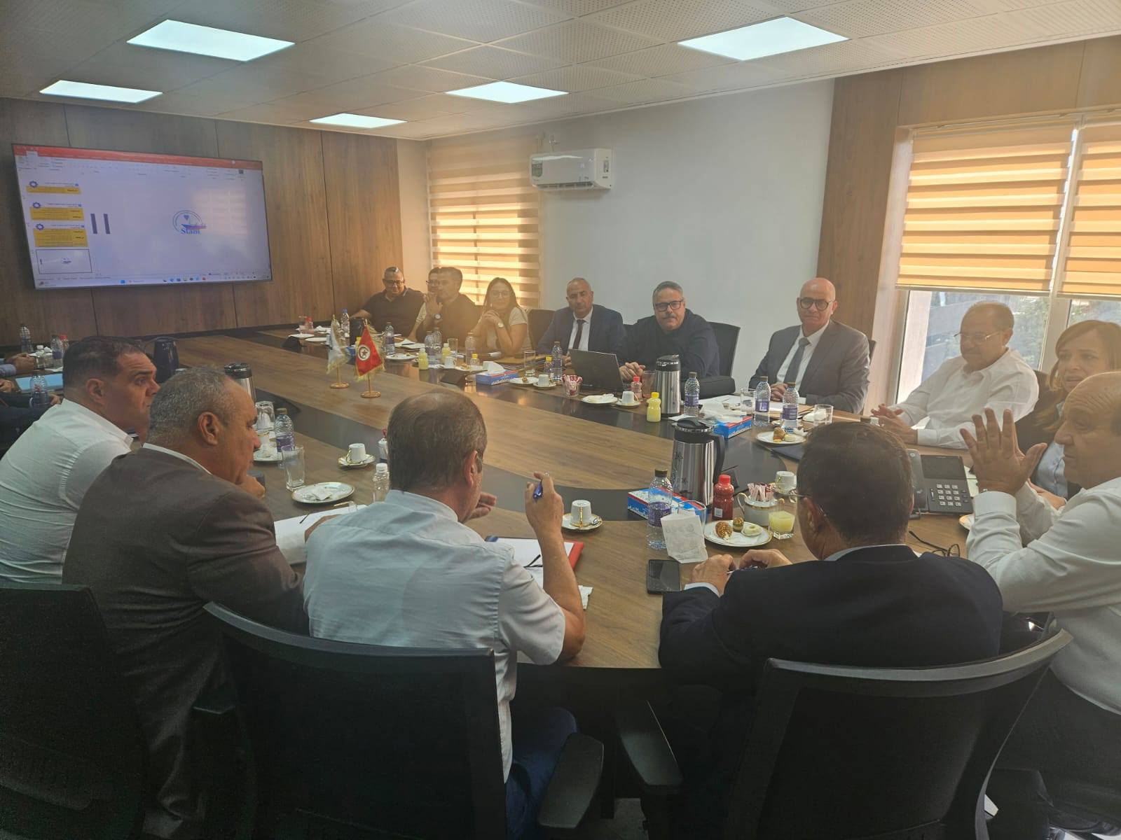 ميناء رادس يدخل مرحلة الرقمنة: اجتماع رفيع يطلق خطة شاملة لتطوير الخدمات المينائية وتسريع نسق الشحن والتفريغ