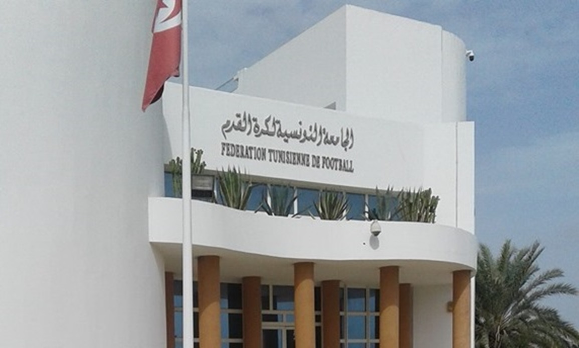 أزمة الرواتب تهز جامعة الكرة التونسية… أعوان ورابطات ينتظرون مستحقاتهم بينما بعض المسؤولين يضمنون منحة السفر