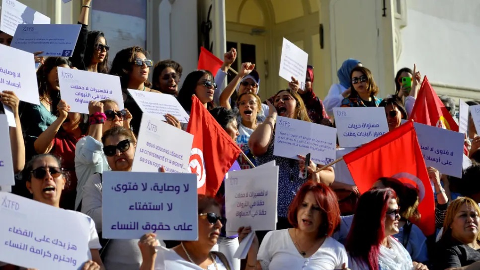 تونس تُجمّد صوت النساء: قرار رسمي يشعل موجة غضب حقوقي ويعيد الجدل حول حرية العمل الجمعياتي