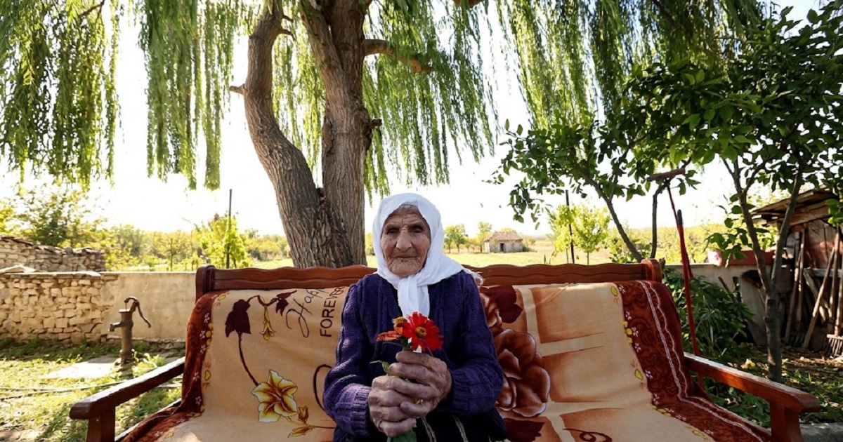 قاميلة مارا… 117 عاماً من الحياة، وابتسامة لا تهزمها السنون!
