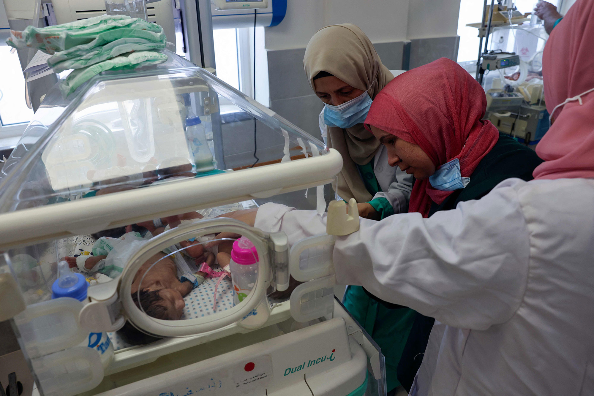 عملية إجلاء ناجحة للأطفال الرضع في غزة: قصة الأمل والتحدي في وجه الظروف الصعبة