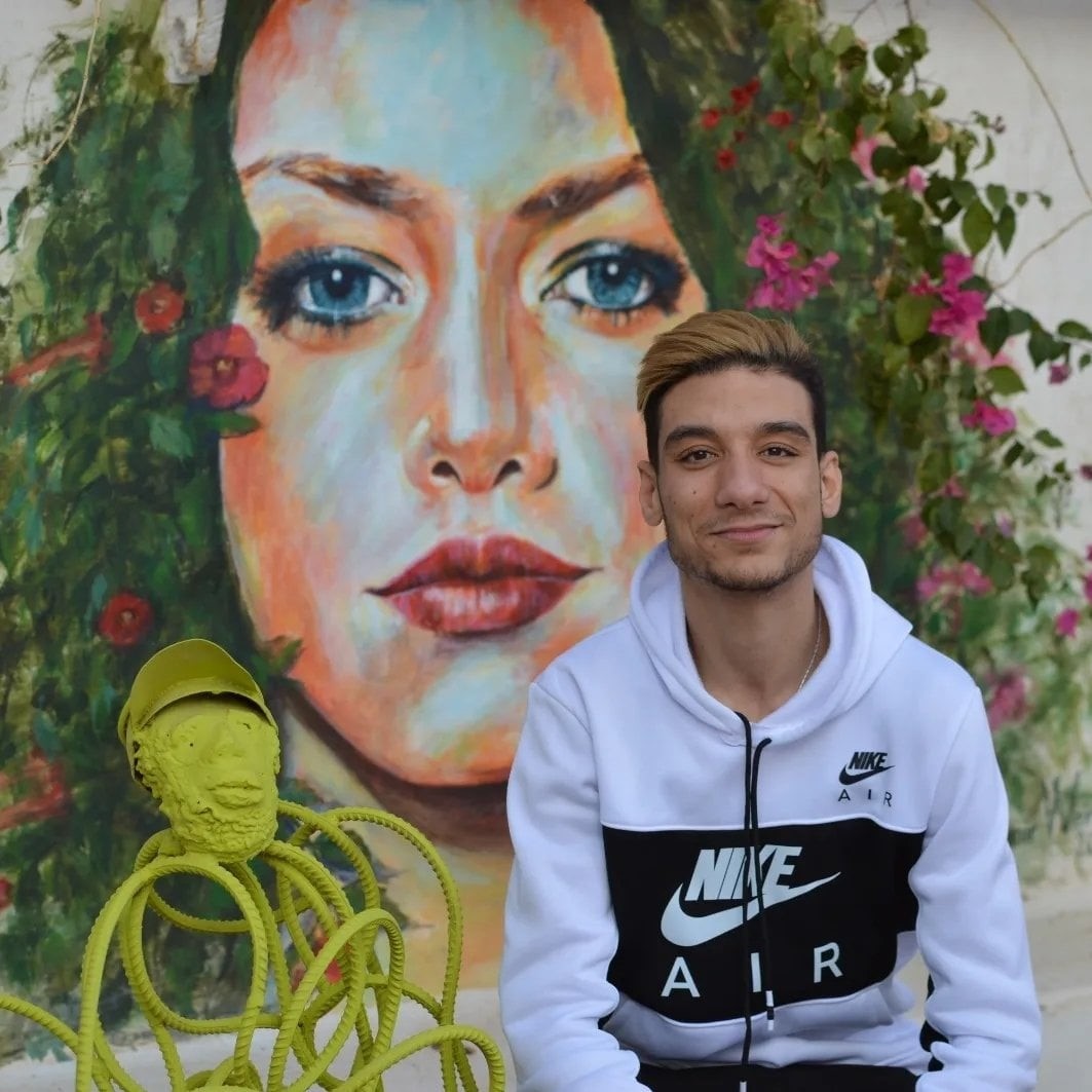 مبدع يشقّ طريقه بثبات: خيري جراية… أصغر رسّام في شمال إفريقيا يكسر جدار الصمت بريشته