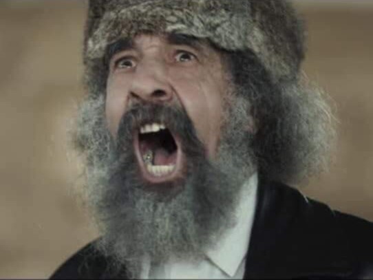 فتحي العكاري… كلمة أشعلت الافتتاح وحرارة المسرح