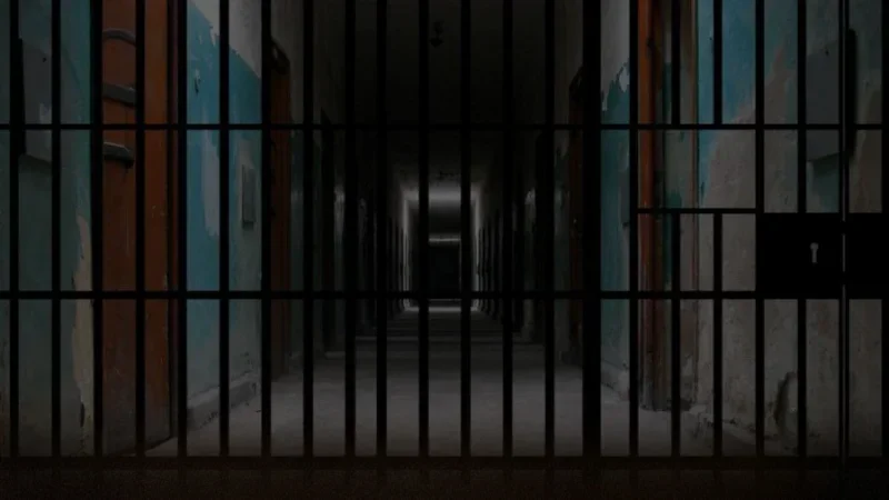 صدمة في المهدية: أستاذ يودع السجن بعد استغلاله تلميذة قاصر داخل منزله