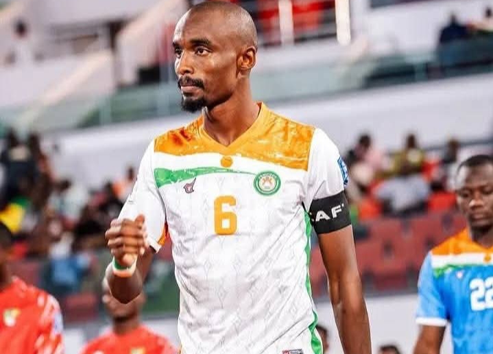 صفقة تهزّ الحديقة: يوسف أومارو يرتدي الأحمر والأبيض رسميًا!