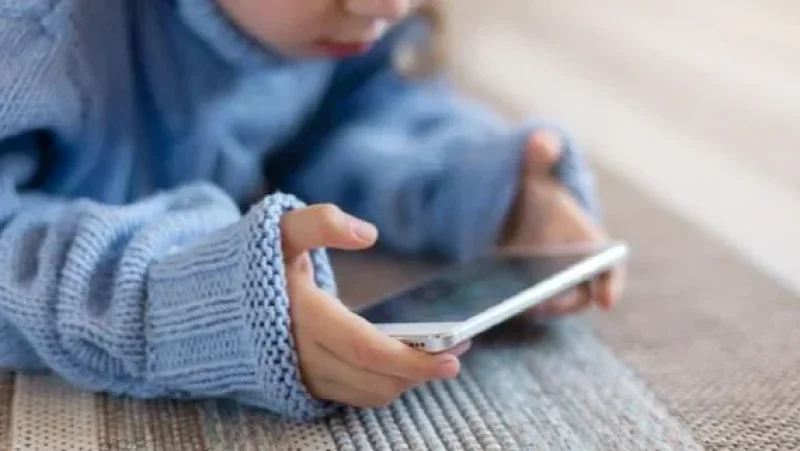 تحذير للأهالي: دراسة تكشف مخاطر الهواتف الذكية المبكرة على صحة الأطفال