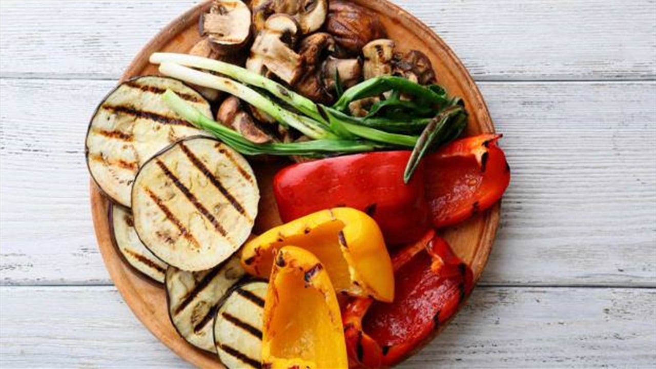 حين نأكل مشاعرنا… لماذا يبدأ الإفراط في الطعام من العقل لا من المعدة؟