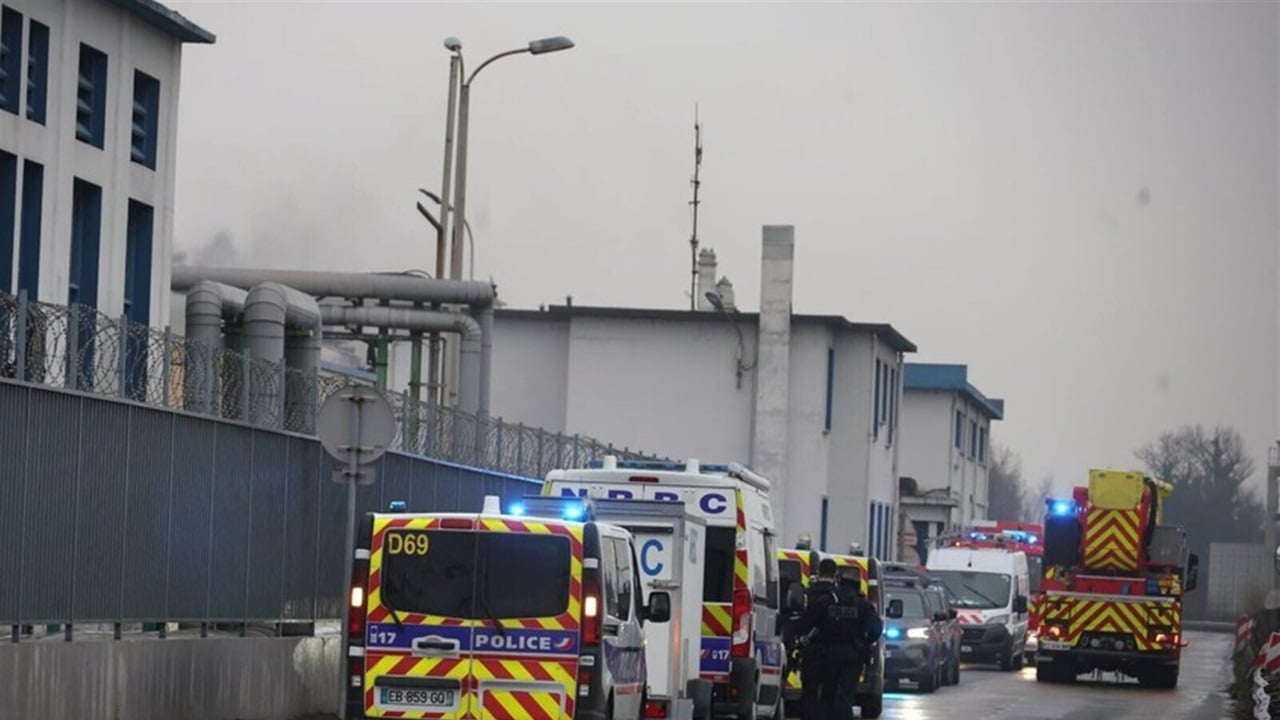 انفجار هائل يهز مصنعًا للكيماويات… 4 مصابين وحالات حرجة