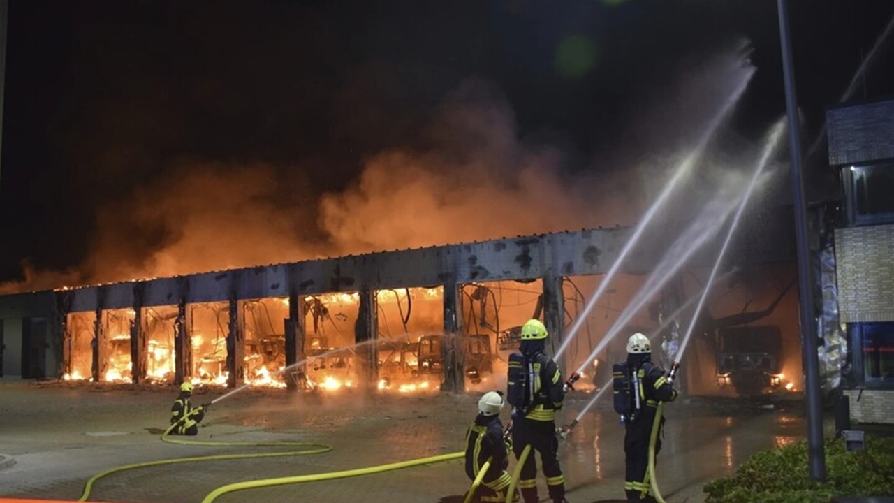 انفجار ليلة الميلاد يشعل الرعب في غرب ألمانيا… حريق ضخم يلتهم مجمّعًا صناعيًا