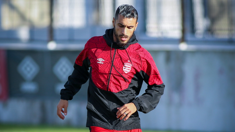 اللاعب بلال آيت مالك يعود إلى تدريبات النادي الإفريقي بعد التعافي من الإصابة