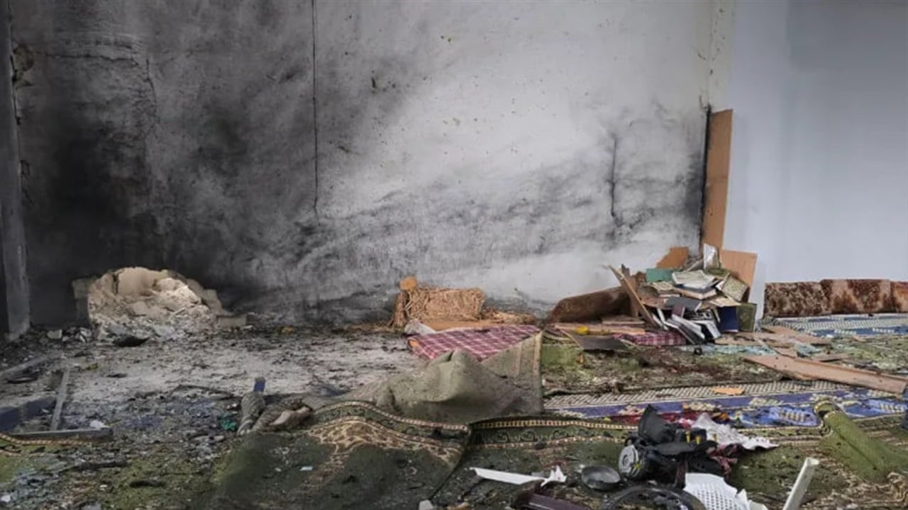 تفجير غادر يهزّ حمص: عبوة ناسفة تحوّل صلاة الجمعة إلى مأساة داخل مسجد الإمام علي