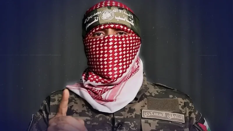 الملثم الذي عرفه العالم قبل أن يعرفه أحد: حكاية "أبو عبيدة"