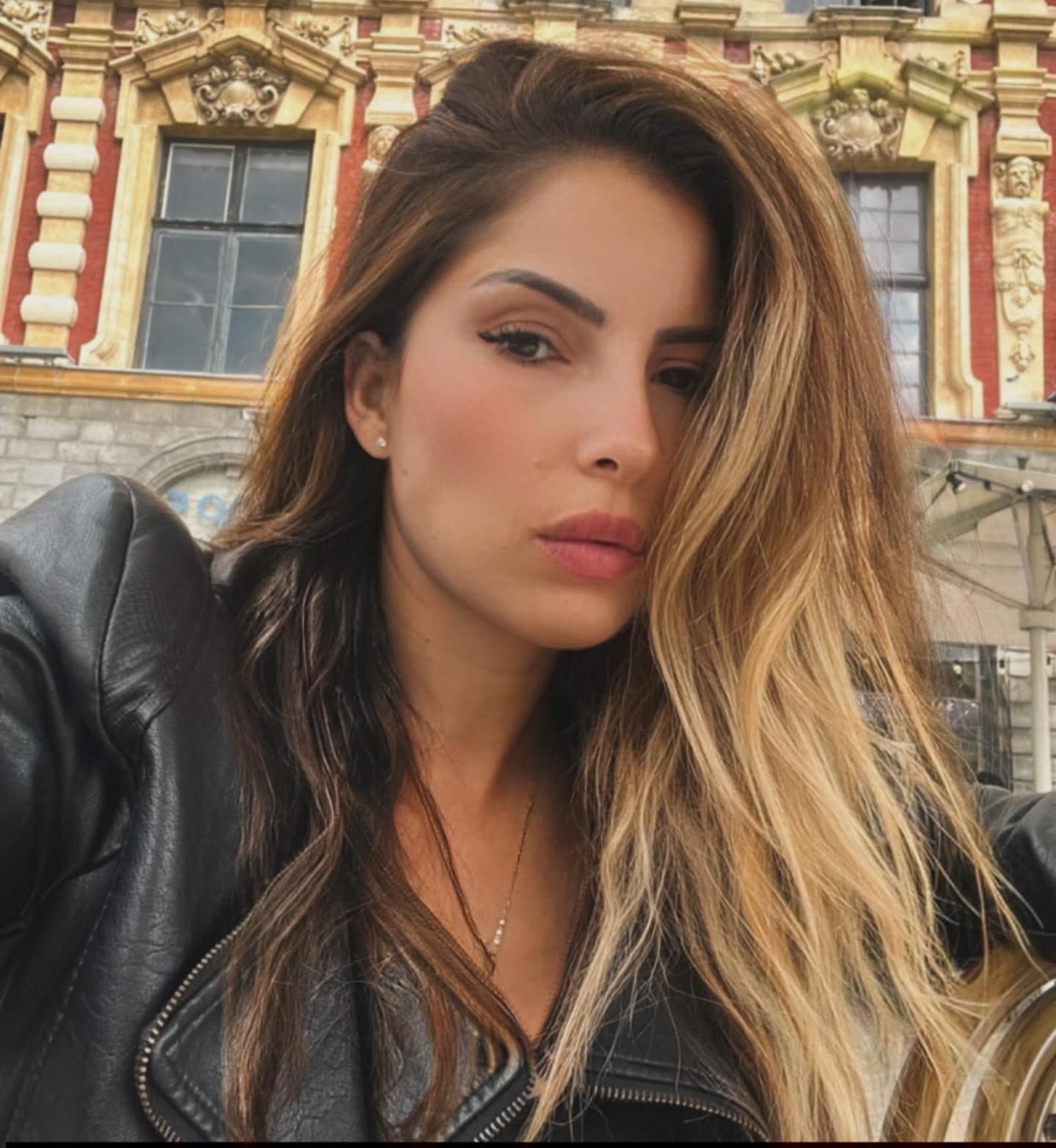 ملكة بودربالة تتألق في الإعلام وتفرض حضورها القوي