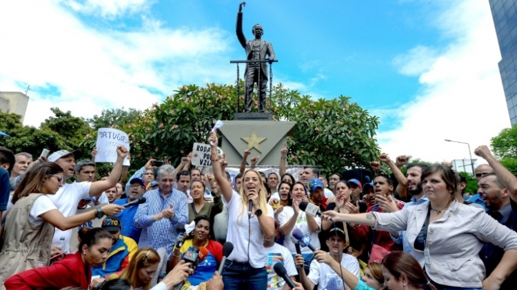 معارضون يتظاهرون في كراكاس