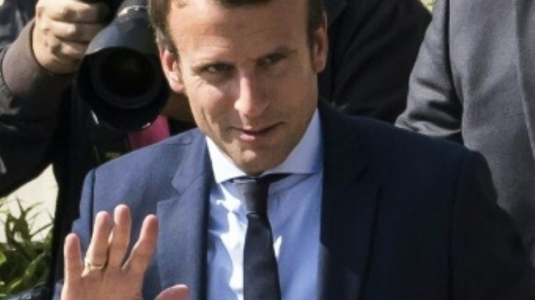 وزير الاقتصاد الفرنسي ماكرون يستقيل ويثير التكهنات حول السباق الى الاليزيه
