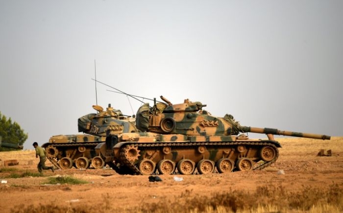 دبابتان تركيتان في كركميش عند الحدود مع سوريا