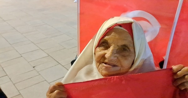 مونديال قطر : تونسية في عمر الـ86 عاما تشجع نسور قرطاج في الدوحة