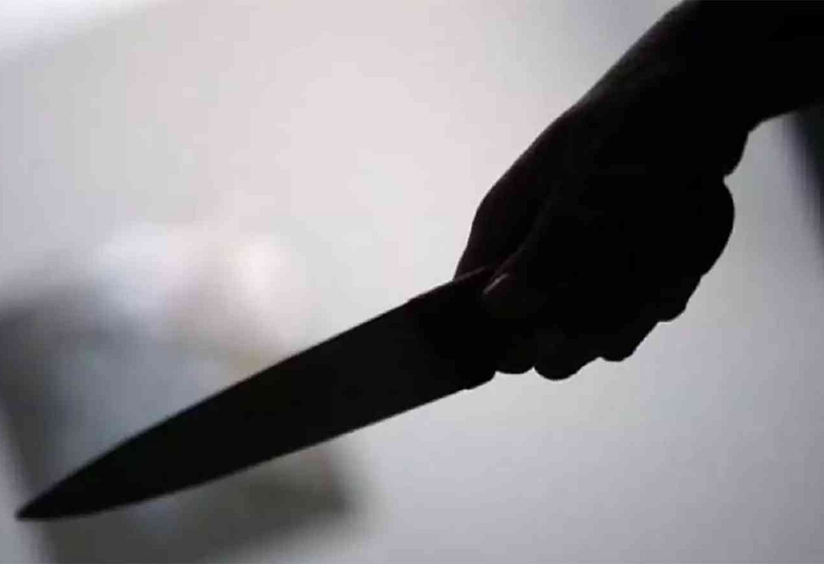 معلمة تقتحم مدرسة وتطعن طالباً بسكين