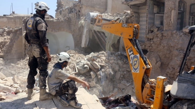 ازالة ركام احد المنازل الذي تعرض للتدمير بعد غارة جوية في حي جلوم الذي تسيطر عليه المعارضة في حلب