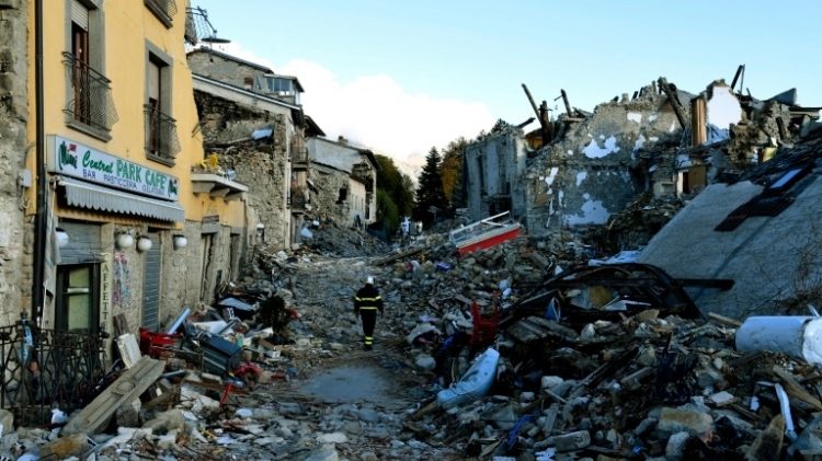 آلاف الأشخاص الذين اضطروا الى مغادرة بيوتهم يمضون وسط ايطاليا بعد أقوى زلزال يضرب البلاد منذ 1980