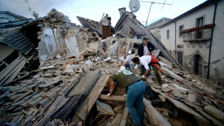 البحث عن ناجين تحت انقاض مبنى منهار جراء الزلزال في اماتريتشي