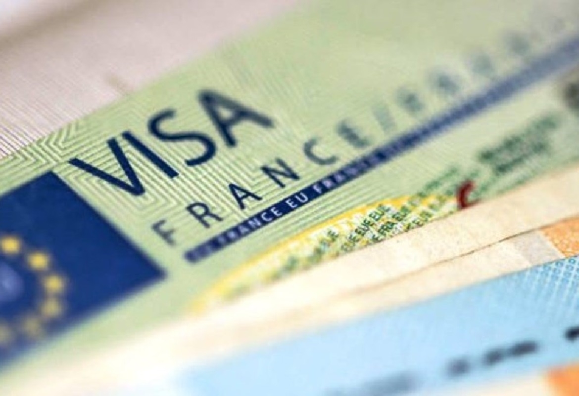 فرنسا تعلن تشديد شروط منح التأشيرات للتونسيين