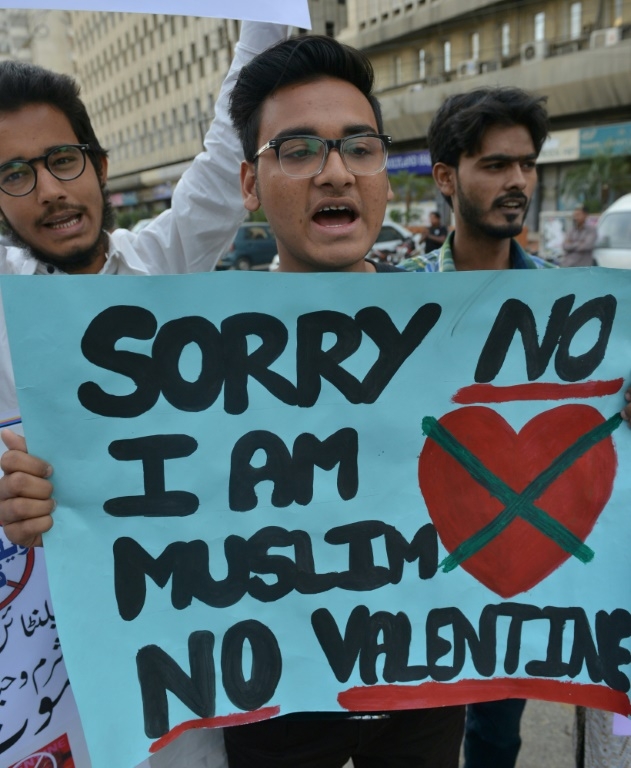 المحكمة العليا تحظر الاحتفال بعيد الحب في باكستان