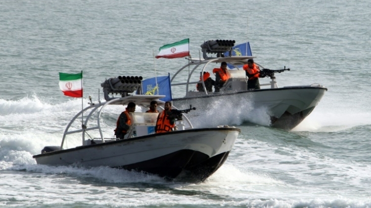 البحرية الإيرانية تعترض بشكل "خطير" مدمرة أميركية